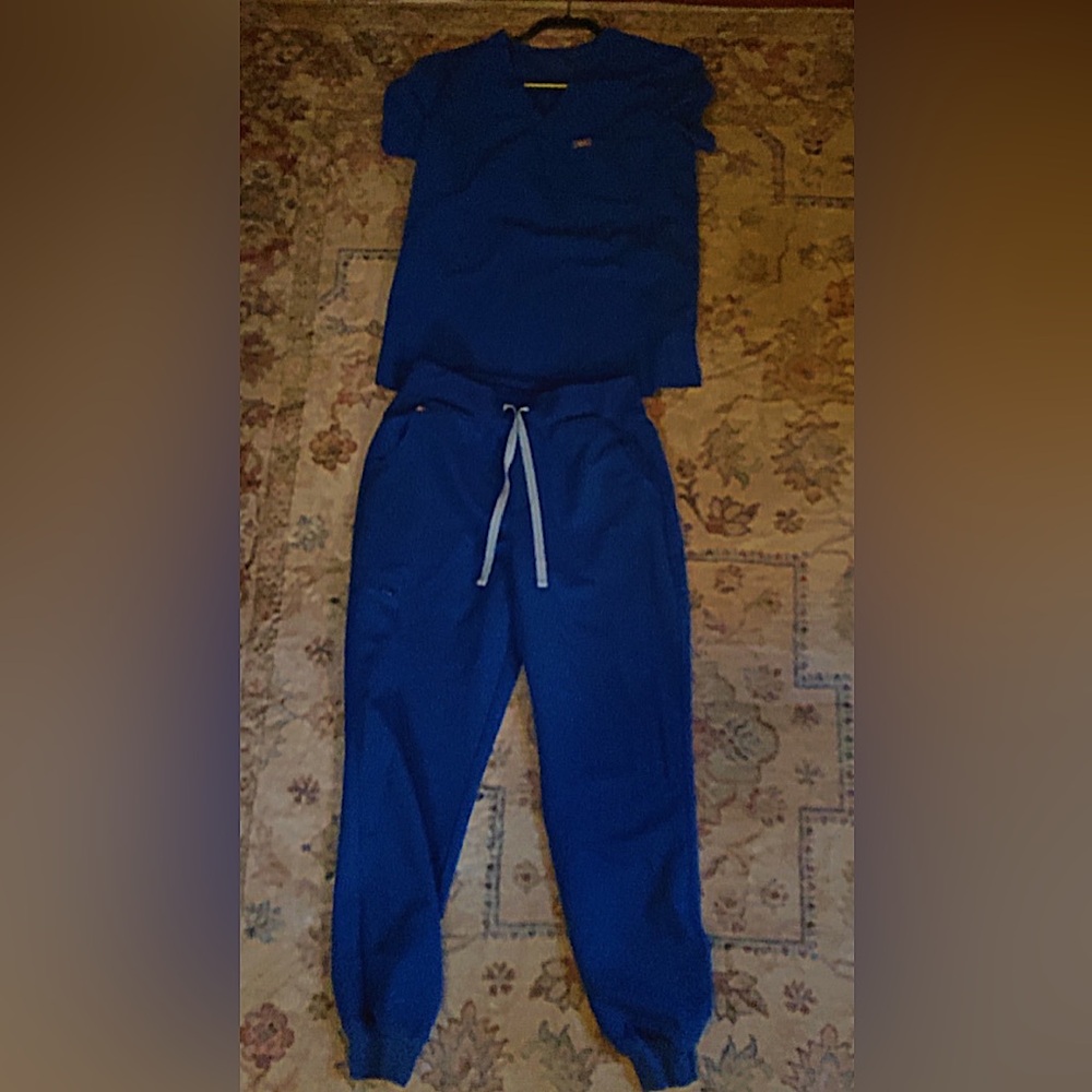 Figs scrubs top and jogger scrub pants